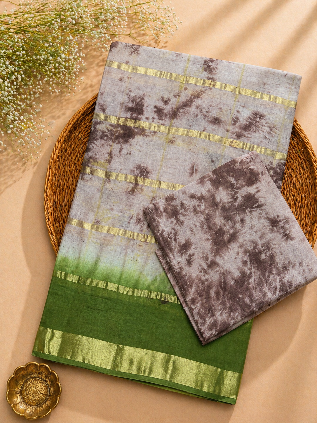 Trendy Ten Patti Saree with Artistic Abstract Texture