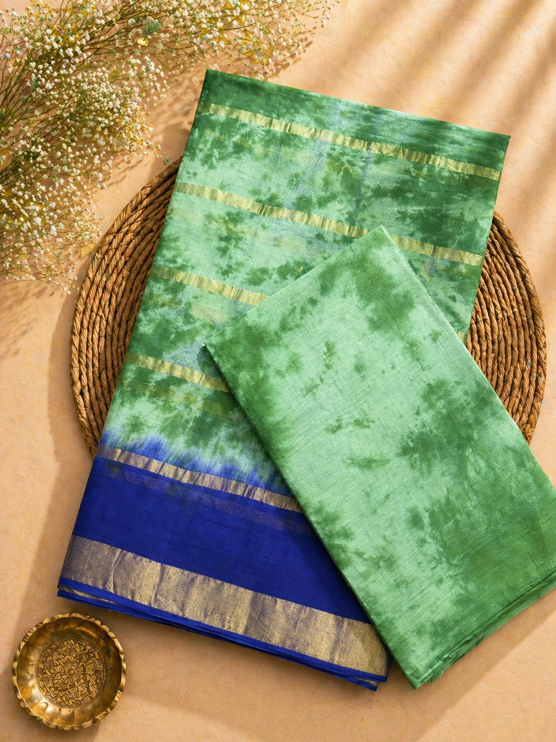 Trendy Ten Patti Saree with Artistic Abstract Texture